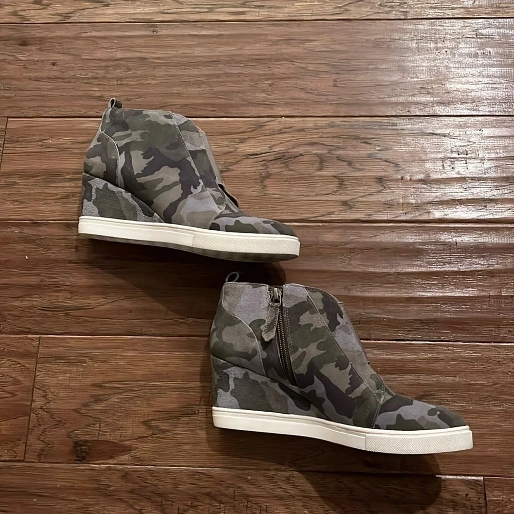 Linea Paola Camo Wedge Sneakers Size 7